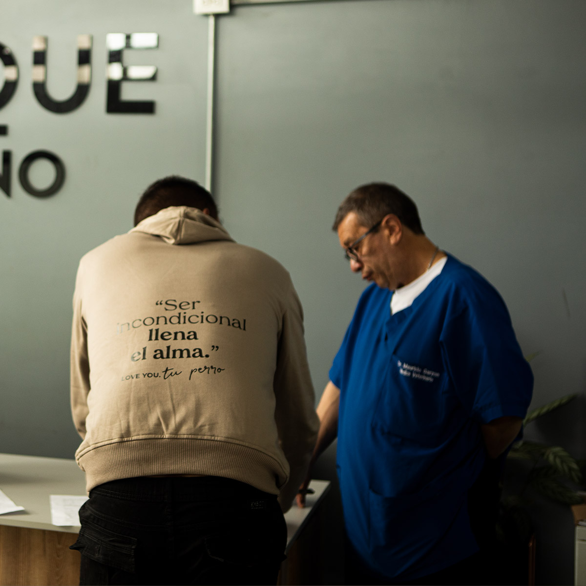 Inicio Revisión veterinaria a un perro con acompañamiento del equipo de El Bosque Canino, priorizando el bienestar y la salud integral.